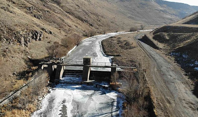 Kars'ta soğuktan HES barajı dondu