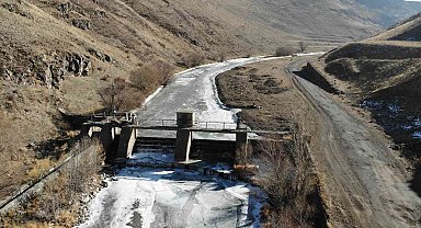 Kars'ta soğuktan HES barajı dondu