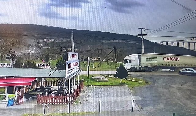 Karşı şeritten gelen tıra çarptı, kaza anı kamerada