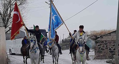 Karslı turistleri ciritçiler atlarla karşılıyor