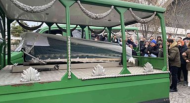 Kartal'da evde cesedi bulunan Dilara Gültay Üsküdar'da son yolculuğuna uğurlandı