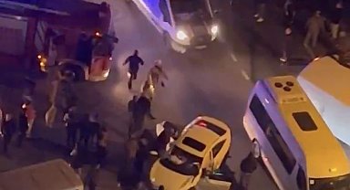 Kartal'da otomobil ile çarpışan panelvan devrildi: 2 yaralı