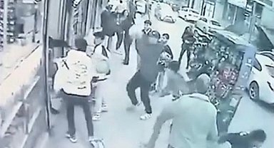 Kavgayı ayırmaya çalışan esnafa tüplü saldırı kameraya yansıdı