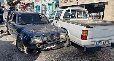 Kavşakta çarpışan kamyonet ile otomobil park halindeki araçlara çarptı