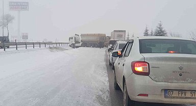 Kayan tır karayolunu 20 dakika trafiğe kapattı