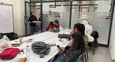 Kayapınar'da akademi ve bilgievlerindeki 4 bin öğrenciye sandviç ikram edildi
