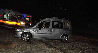 Kayganlaşan yolda kontrolden çıkan hafif ticari araç devrildi: 2 yaralı