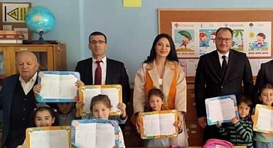 Kaymakam Arıkan Hayırsever Gümüşlü ile birlikte karne dağıttı