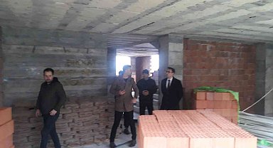 Kaymakam Yılmaz, gençlik ve spor merkezi inşaatını inceledi