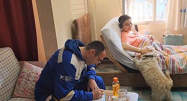 Kaza sonrası felçli kalan anne ve kızı, sahiplendikleri iki köpekle yaşama tutundu