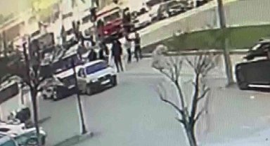Kaza yapan iki sürücünün tekme tokat kavgası kamerada