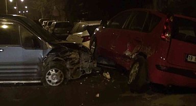 Kaza yapan otomobil park halindeki araçlara çarptı: 1 yaralı