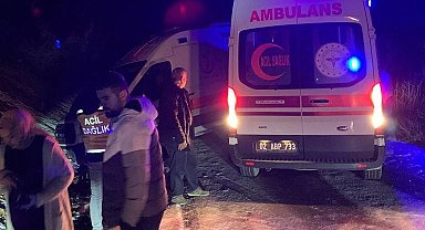 Kaza yerine giden iki ambulans buzlanma nedeniyle yoldan çıktı