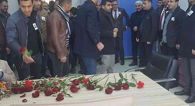 Kazada hayatını kaybeden öğretmenin okulunda yas var