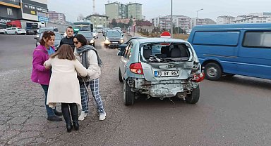 Kazada otomobili hasar görünce gözyaşlarına boğuldu