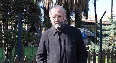 Kendi halindeki kediye tekme attı