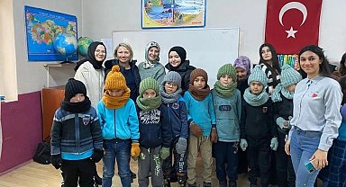 Kendi ördükleri atkı, şapka ve eldivenleri öğrencilere hediye ettiler