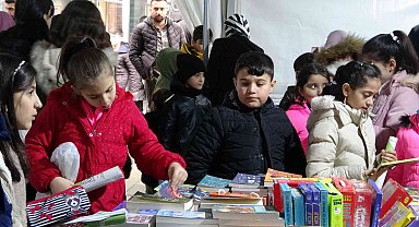 Kitap fuarı çocuklar ile cıvıl cıvıl oldu