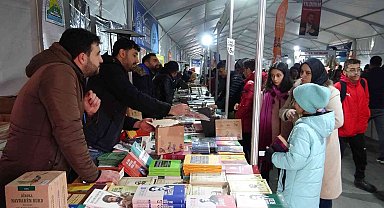 Kitap fuarında Kürtçe kitap standına yoğun ilgi
