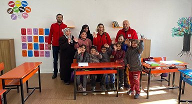 Kızılay'dan öğrencilere mont desteği