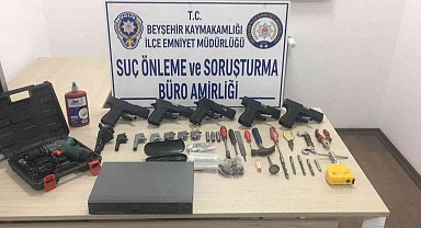 Konaklama tesisinde 5 tabanca ile çok sayıda parçası bulundu