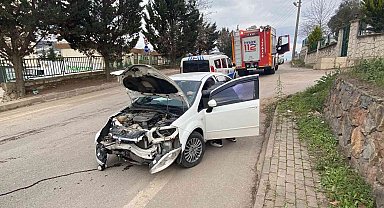Kontrolden çıkan otomobil elektrik direğine çarptı