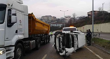 Kontrolden çıkan otomobil karşı şeride geçerek devrildi
