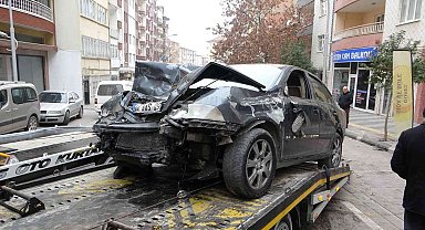Kontrolden çıkan otomobil park halindeki araçların arasına daldı: 1 yaralı