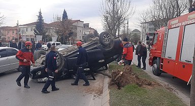 Kontrolden çıkan SUV araç refüje çarparak ters döndü: 1 yaralı