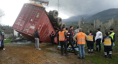 Kontrolden çıkan tır devrildi, sürücü araçta sıkıştı