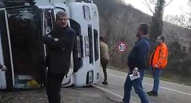 Kontrolden çıkan tır devrildi, sürücü yaralandı