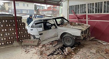 Kontrolden çıkan Tofaş evin bahçe duvarını böyle yıktı