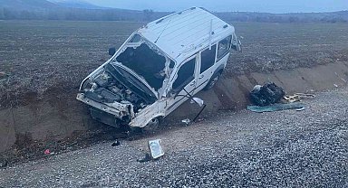 Konya'da hafif ticari araç devrildi: 2 yaralı