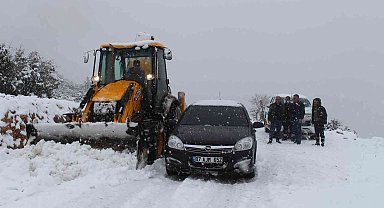 Korkuteli'de karla yoğun mücadele
