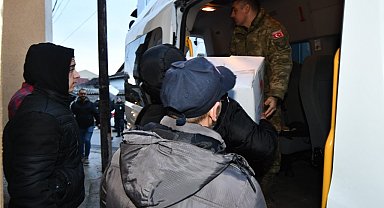 Kosova'da görev yapan Türk askerinden selzedelere kıyafet yardımı
