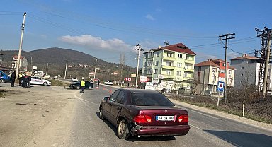 Köy yolundan kontrolsüz çıkan araç kazaya sebebiyet verdi: 2 yaralı