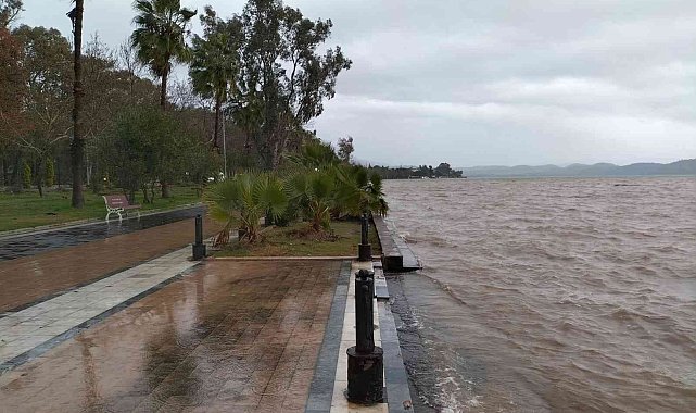 Köyceğiz beklediği yağmura kavuştu