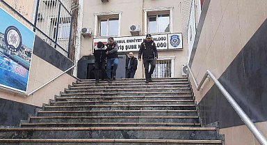 Küçükçekmece'de 80 bin liralık hırdavat malzemelerini çalan şahıs kamerada