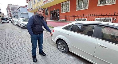 Küçükçekmece'de bir kişinin araçların lastiklerini kesip kaçtığı anlar kamerada