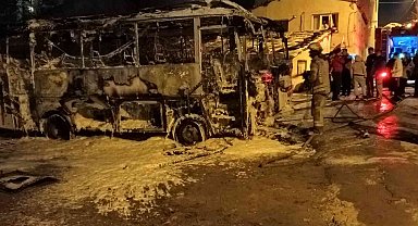 Küçükçekmece'de park halindeki 2 minibüste yangın çıktı