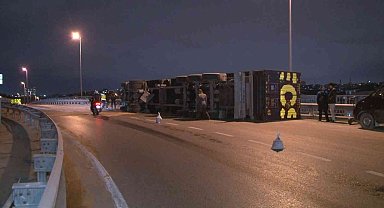 Küçükçekmece'de tır devrildi, sürücüsü burnu bile kanamadan kurtuldu