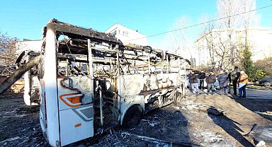 Küçükçekmece'de yanarak hurdaya dönen 3 araç, gündüz görüntülendi
