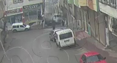 Kum yüklü kamyon eve girdi