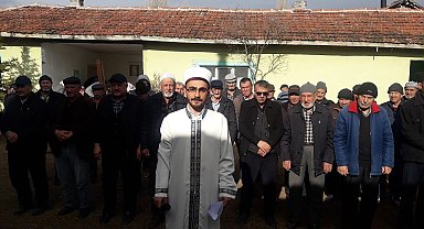 Kurak giden havalardan dolayı köylüler yağmur duasına çıktı