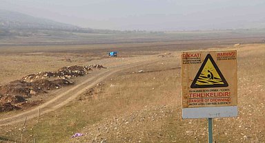 Kuraklığın en net fotoğrafı: "Suya girmek yasaktır" yazısı var, su yok