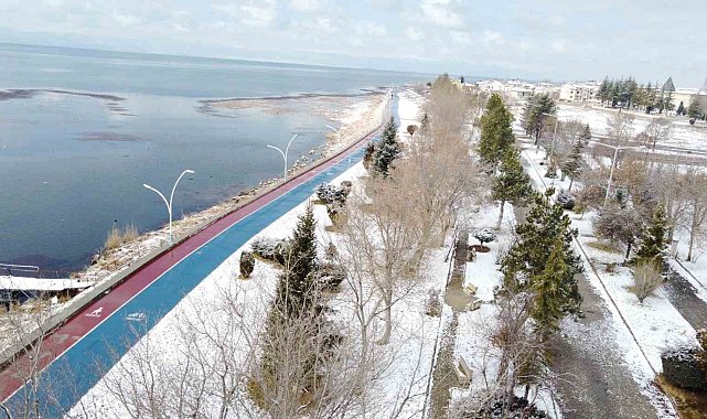 Kuraklık tehlikesiyle karşı karşıya olan Beyşehir Gölü'ne kar yağışı umut oldu