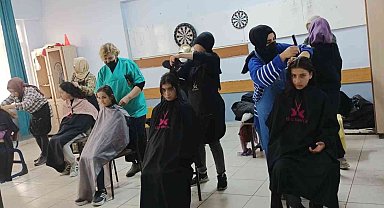 Kursiyerler köy sakinleri ve öğrencilere cilt bakımı yaptı