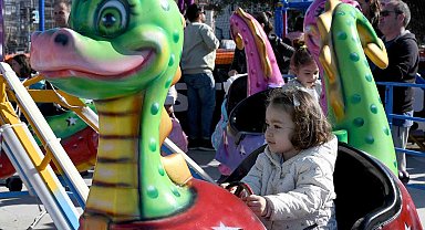 Kuşadası'nda çocuklar tatilin keyfini lunapark oyuncaklarıyla çıkarıyor