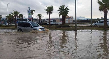 Kuşadası'nda sağanak yağış etkili oldu