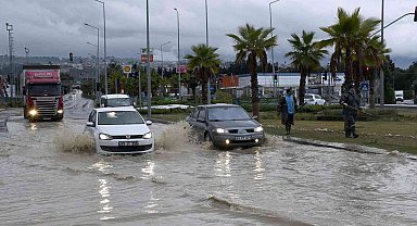 Kuşadası'nda sağanak yağmur, çevre yolunu kilitledi